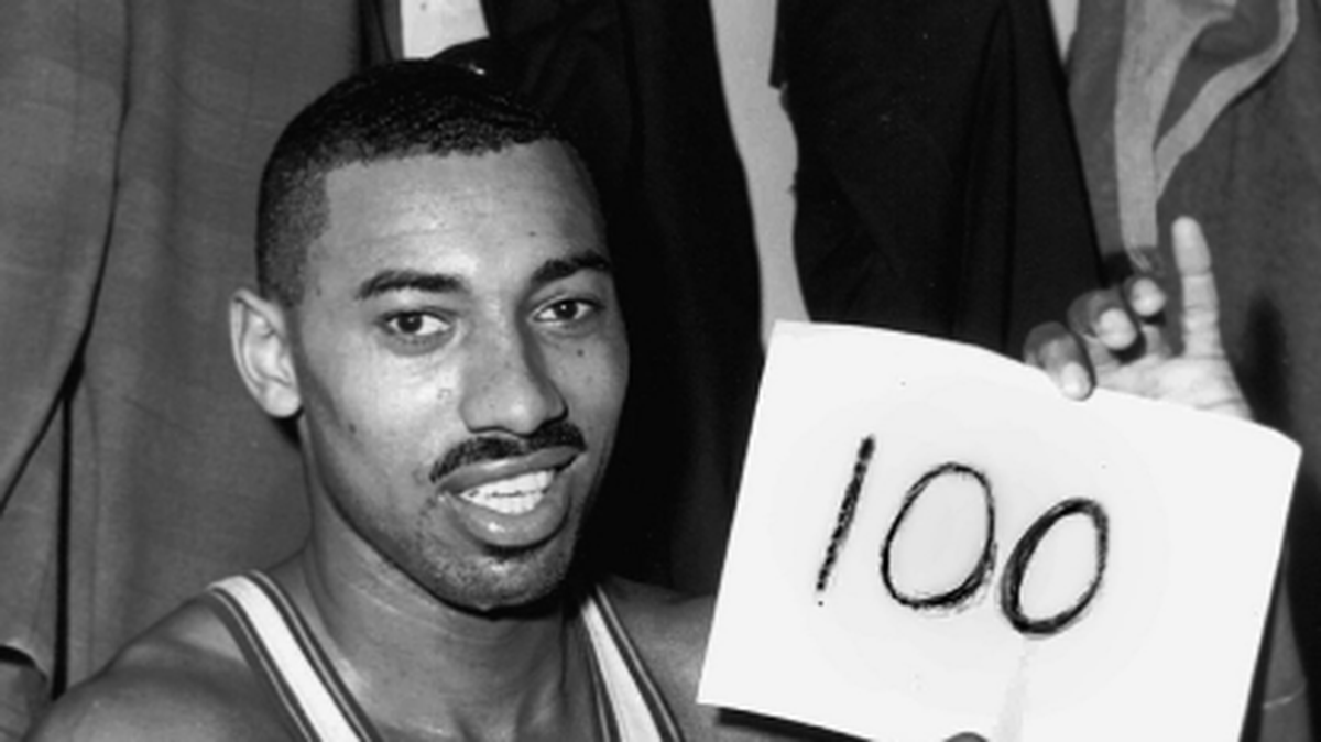Wilt Chamberlain anotó 100 puntos en un partido entre los Warriors de Filadelfia y los Knicks de Nueva York, el 2 de marzo de 1962 .