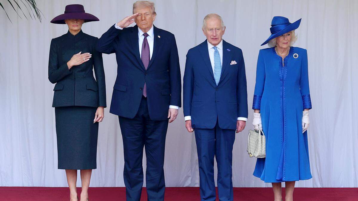 La primera dama Melania Trump, el presidente Donald Trump, el rey Carlos III y la reina Camila pasan revista a la guardia de honor durante la ceremonia de bienvenida en el Castillo de Windsor, Berkshire, en el primer día de la segunda visita de Estado del presidente al Reino Unido. Fecha de la foto: miércoles 17 de septiembre de 2025.