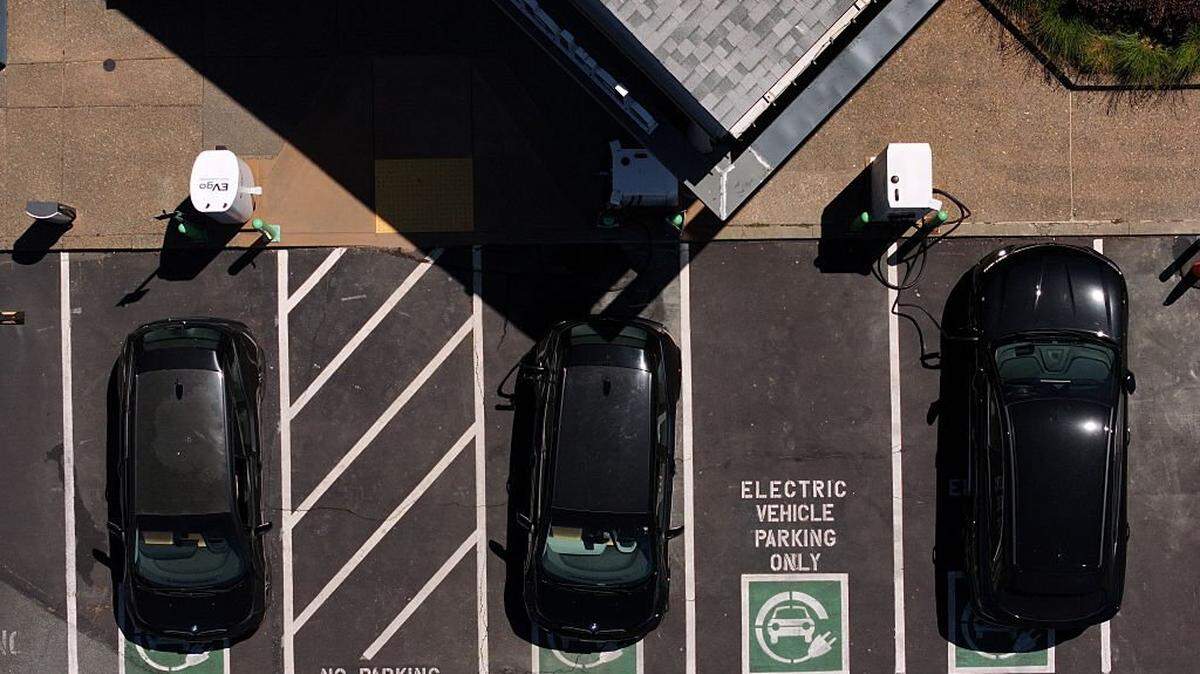 CORTE MADERA, CALIFORNIA - MAY 19: In an aerial view, electric cars sit parked at a charging station on May 19, 2025 in Corte Madera, California. Republican lawmakers in Washington DC are poised to vote on waivers that allow California to set its own emission standards. (Photo by Justin Sullivan/Getty Images)