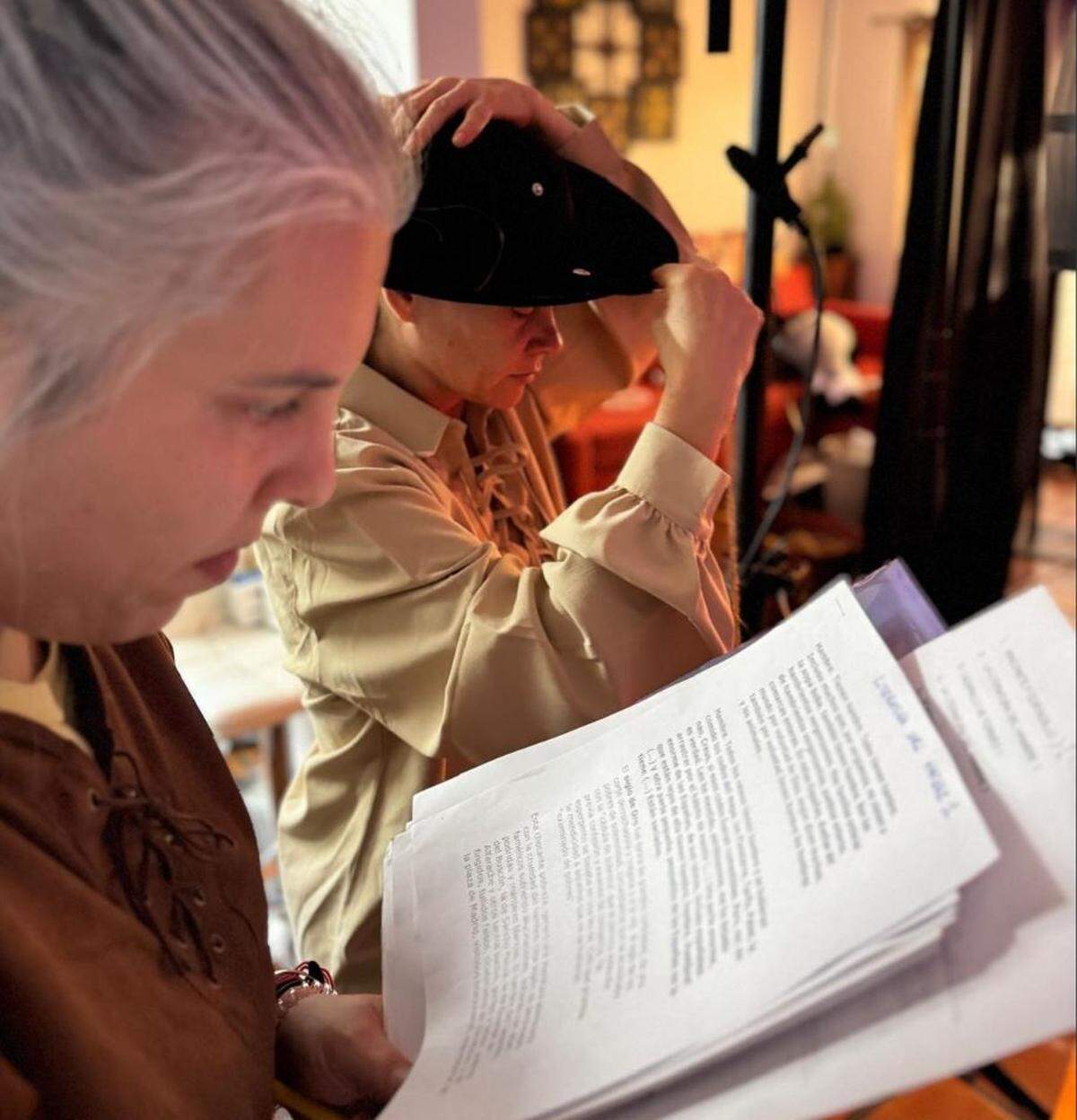 Verónica Cancio di Grandi (izq) y Betsy Rodríguez durante un repaso del texto de “Hambre”.