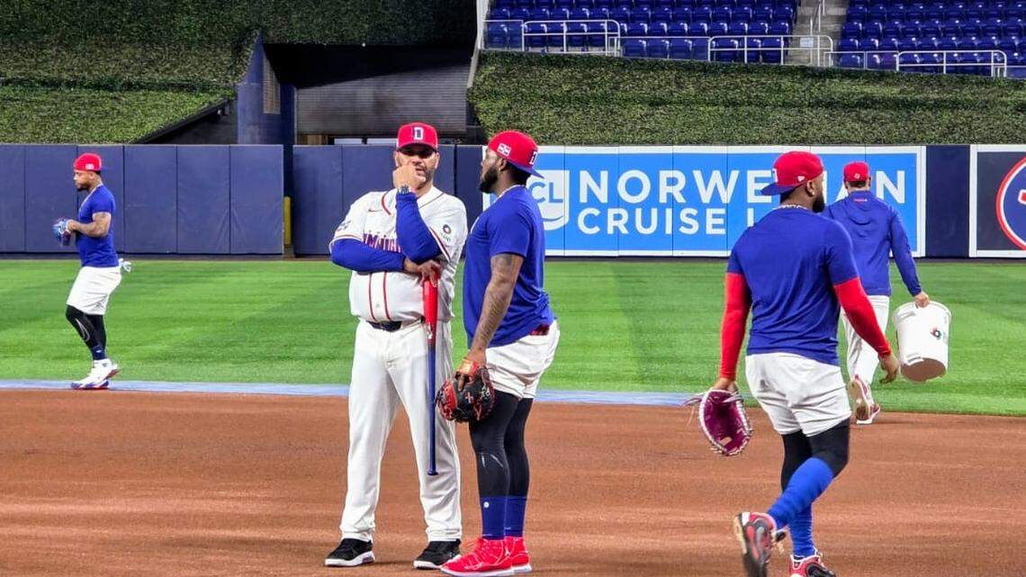 Bajo la mirada de Albert Pujols, el equipo de República Dominicana realizó su primer entrenamiento conjunto en el loanDepot park rumbo al Clásico Mundial 2026. 
En la foto el piloto conversa con Vladimir Guerrero Jr.