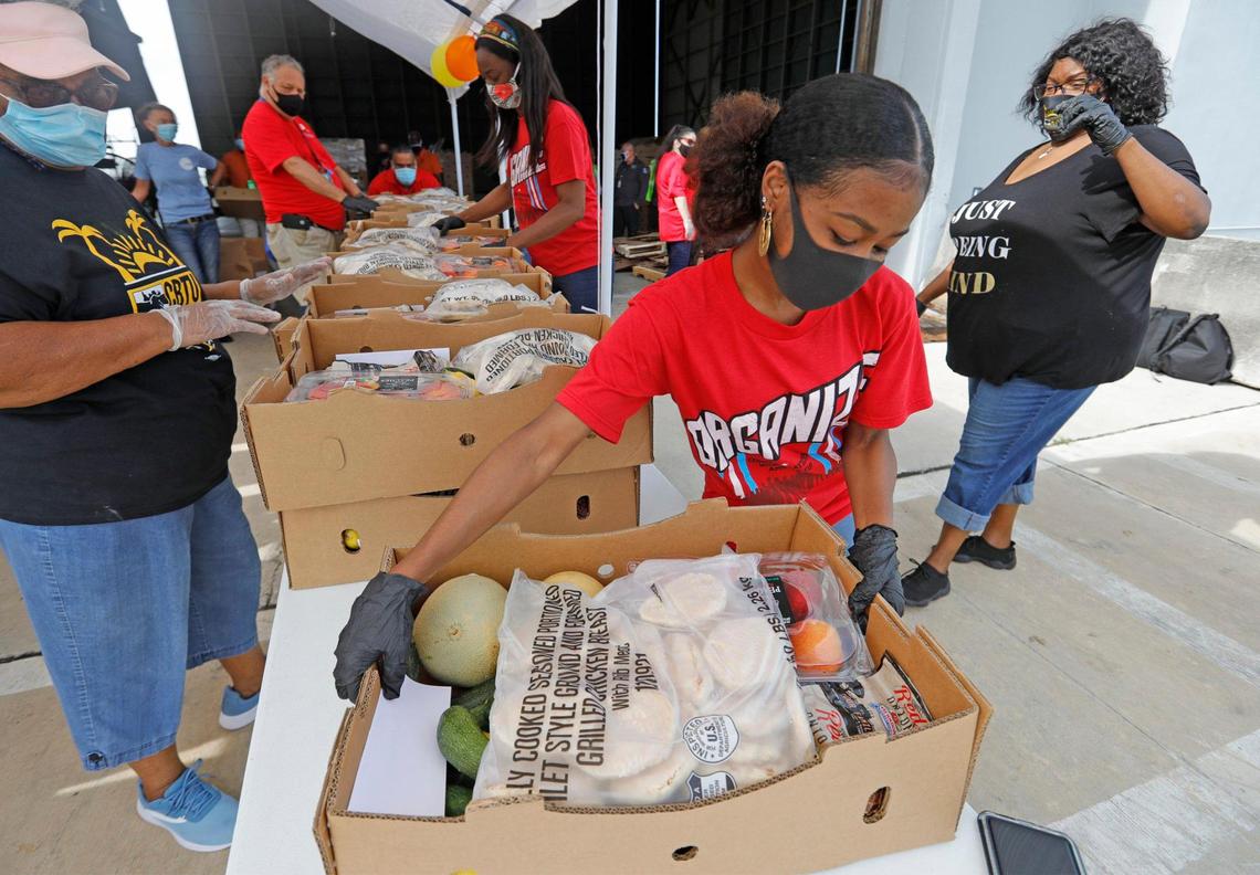 Miembros del sindicato de Communication Workers of America entregan cajas de alimentos a empleados de American Airlines, en julio. Los desempleados son los más afectados por el aumento del precio de los víveres por el COVID-19.