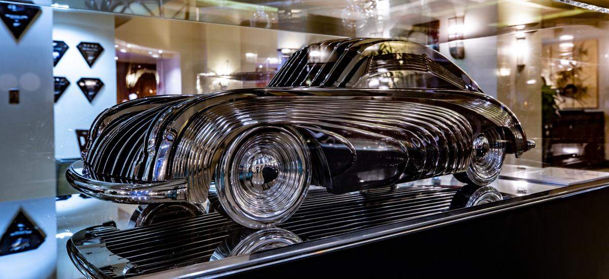 En el National Hotel las esculturas de Dufilho reflejan su amor por la visión artística del automóvil.