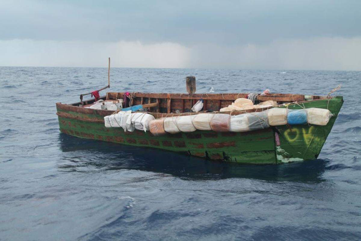 El teniente Paul Puddington del Distrito Siete de la Guardia Costera pidió a los migrantes que “por su seguridad, la de sus amigos y su familia, no se haga a la mar”.