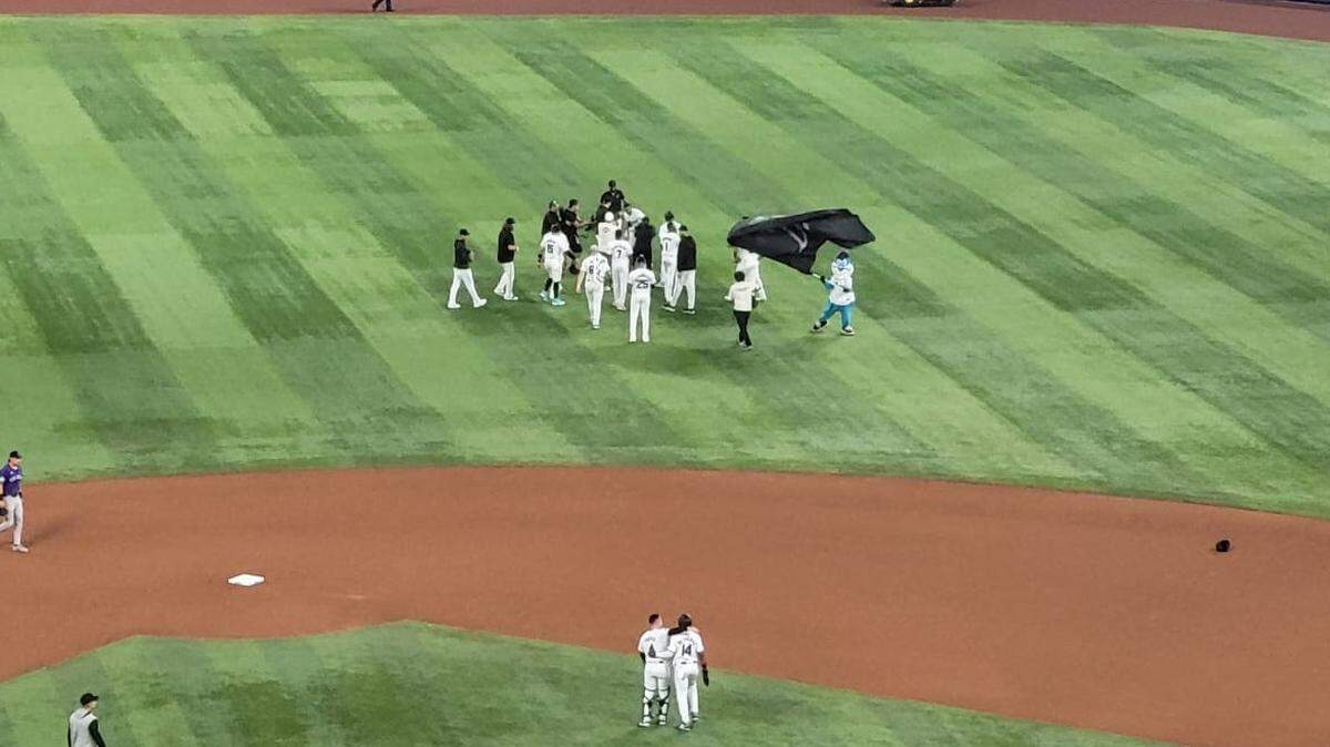 os Marlins de Miami vinieron de atrás y borraron una desventaja de cinco para imponerse en 10 entradas por pizarra de 7-6 a Colorado y romper una racha de siete fracasos y sumar su tercera victoria en casa 
