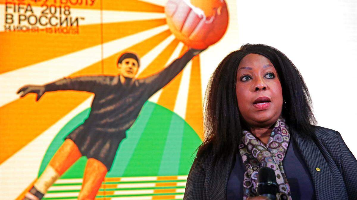 La secretaria general de la FIFA, Fatma Samoura, ofrece un discurso en la presentación del póster oficial del Mundial de Fútbol 2018 en Moscú (Rusia) el pasado 28 de noviembre de 2017.