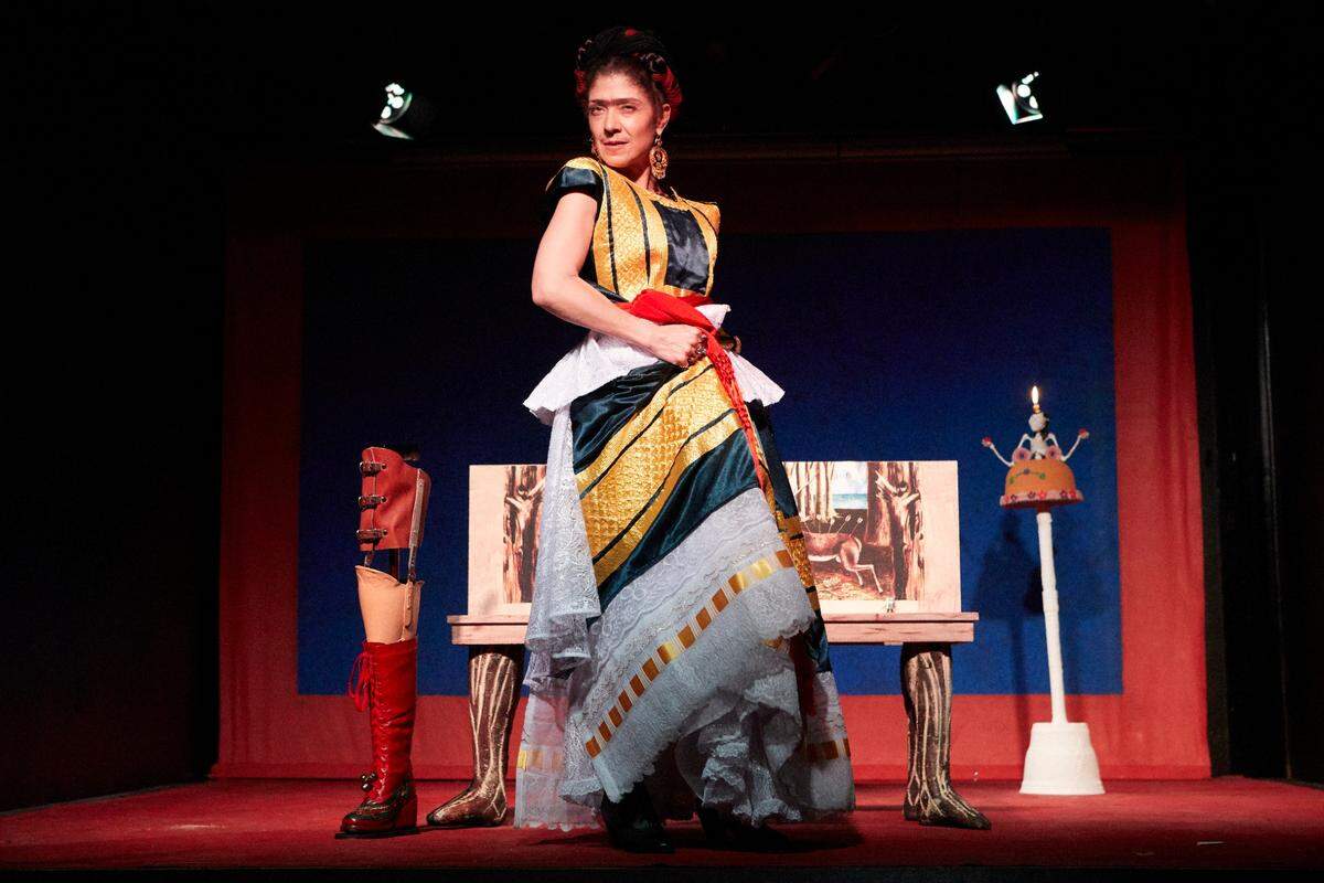 Ana Karina Guevara en el monólogo “Kahlo, viva la vida”.