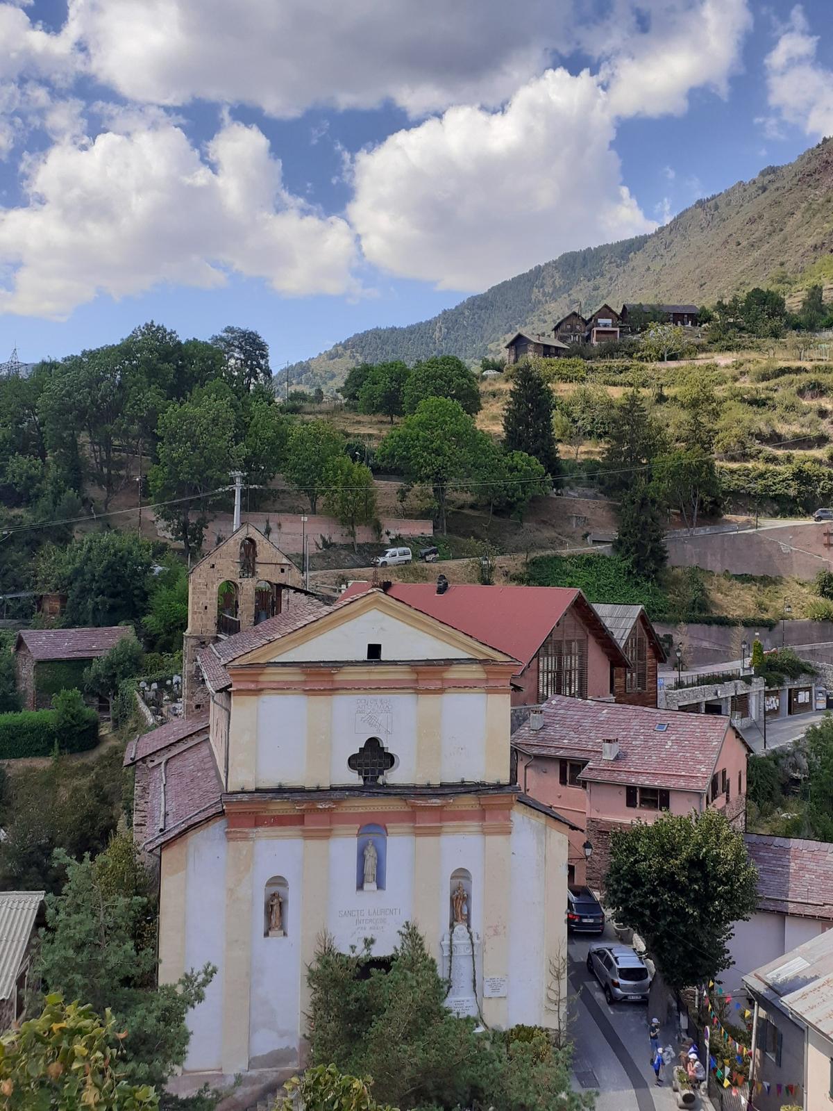 La iglesia San Lorenzo de Roure.