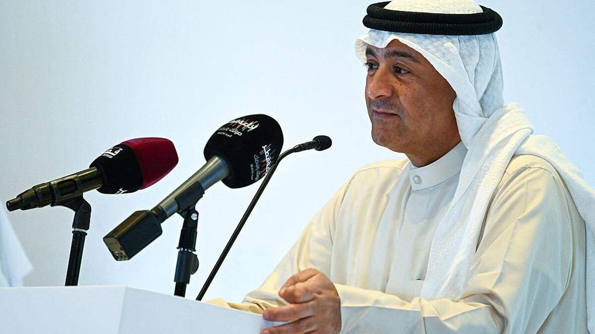 El secretario general del Consejo de Cooperación del Golfo (CCG), Jassim al-Budaiwi, observa durante una conferencia de prensa en el marco de la cumbre de emergencia árabe-islámica de 2025, celebrada en Doha el 15 de septiembre de 2025.