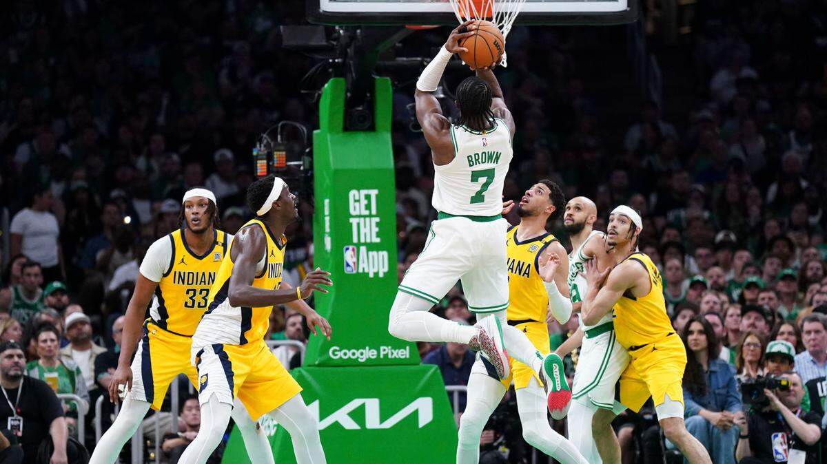 Gracias a un providencial triple de Jaylen Brown que forzó la prórroga, los Celtics de Boston derrotaron el martes 133-128 a los Pacers de Indiana en el arranque de la Final de la conferencia Este de la NBA.