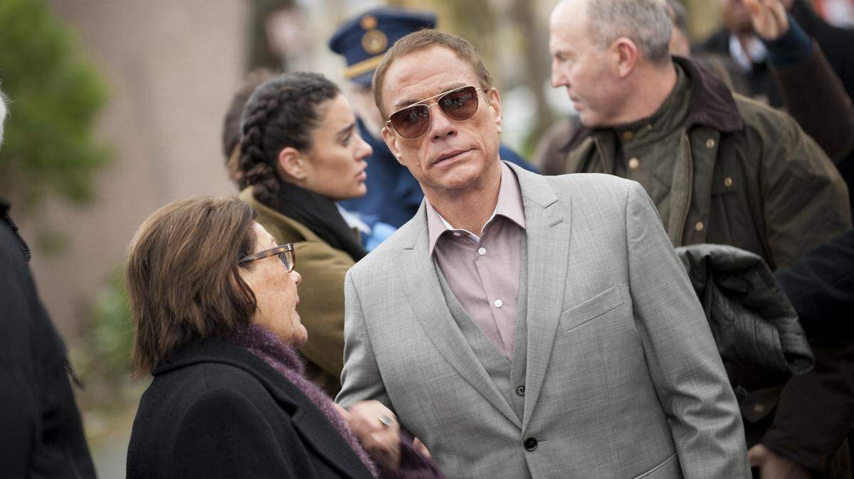 Actor belga Jean-Claude Van Damme promociona su nueva serie de Amazon Jean-Claude Van Johnson junto a su estatua en Anderlecht (Bélgica, 15/12/2017).