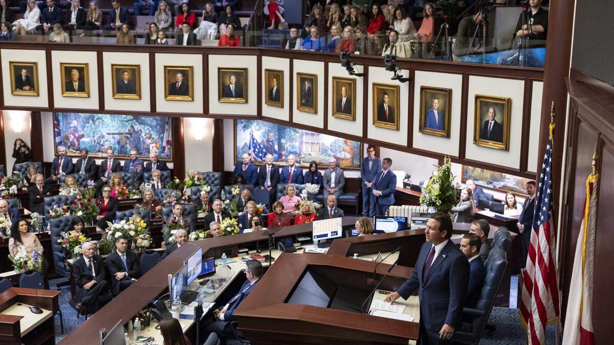 El gobernador Ron DeSantis pronuncia su discurso sobre el estado del estado durante el primer día de la sesión legislativa en el Capitolio estatal este martes en Tallahassee.
