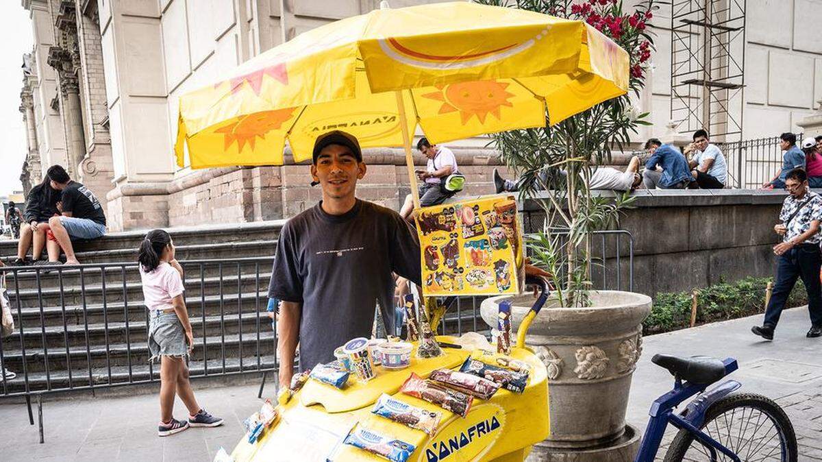 Carlos, de 24 años, es vendedor ambulante en Lima, Perú, que tuvo que elegir entre comer o estudiar.