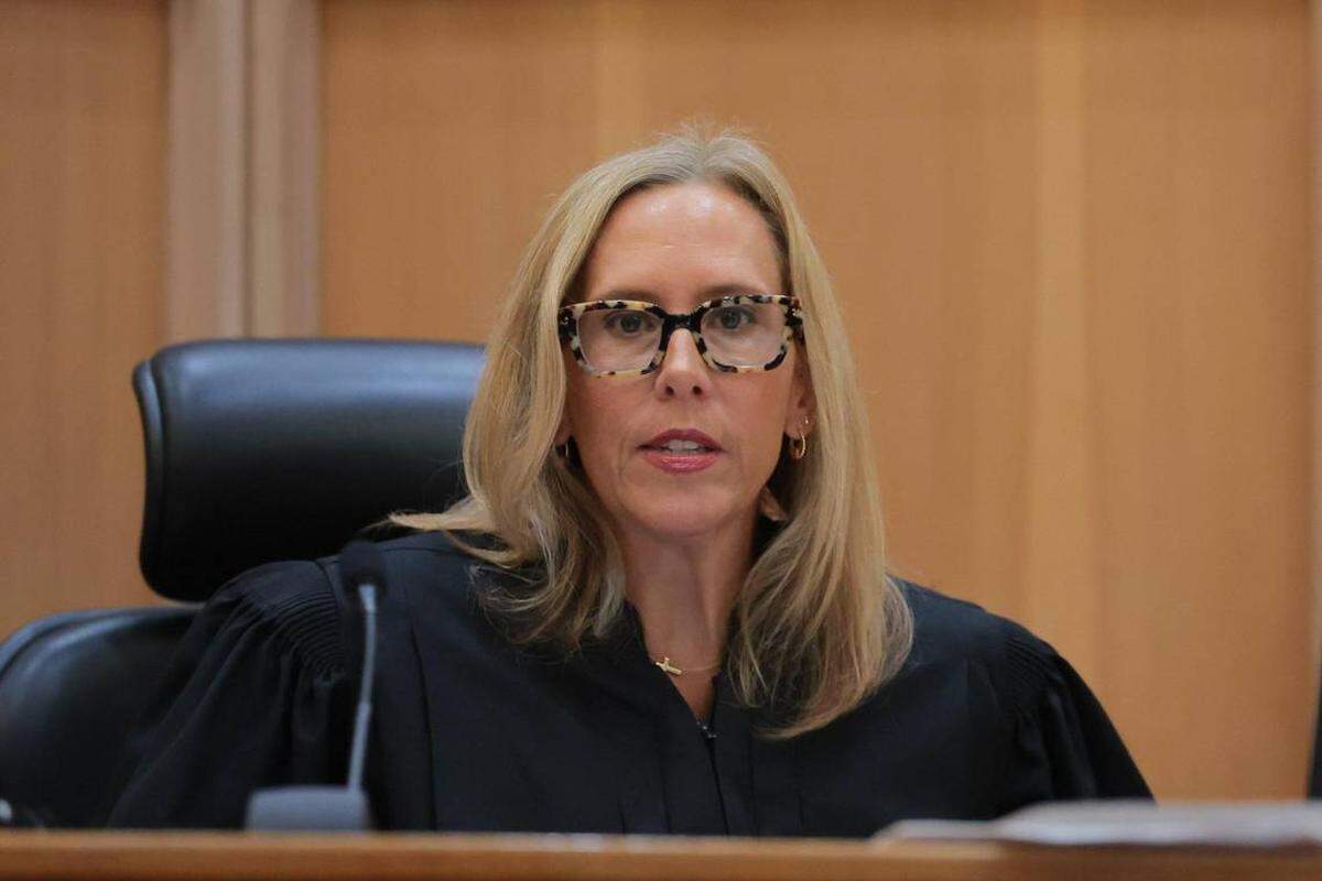 La jueza del Tribunal de Circuito de Miami-Dade, Andrea Ricker Wolfson, escucha los argumentos durante una audiencia para determinar si Jorge Barahona tiene capacidad para ser juzgado. Edificio de Justicia Richard E. Gerstein en Miami, Florida, el 22 de julio de 2025. 