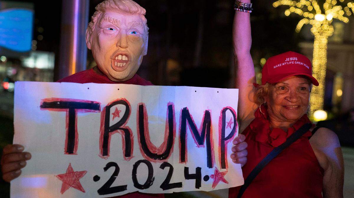 Personas festejan fuera del Centro de Convenciones del Condado de Palm Beach, donde el expresidente Donald Trump está celebrando su fiesta electoral el 5 de noviembre de 2024, en West Palm Beach, Florida