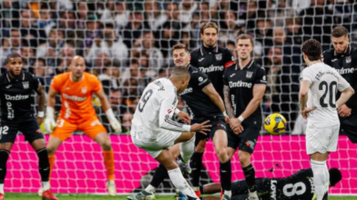 El Real Madrid se impuso este sábado 3-2 al Leganés en el Santiago Bernabéu con más sufrimiento del esperado gracias a un doblete del francés Kylian Mbappé.