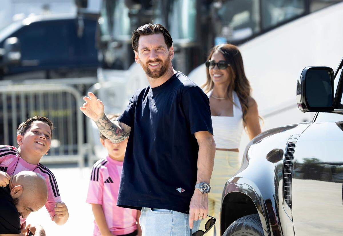 El delantero del Inter Miami Lionel Messi llega con su familia al partido de la MLS ante FC Dallas, celebrado el 27 de abril de 2025 en el Chase Stadium en Fort Lauderdale, Florida.