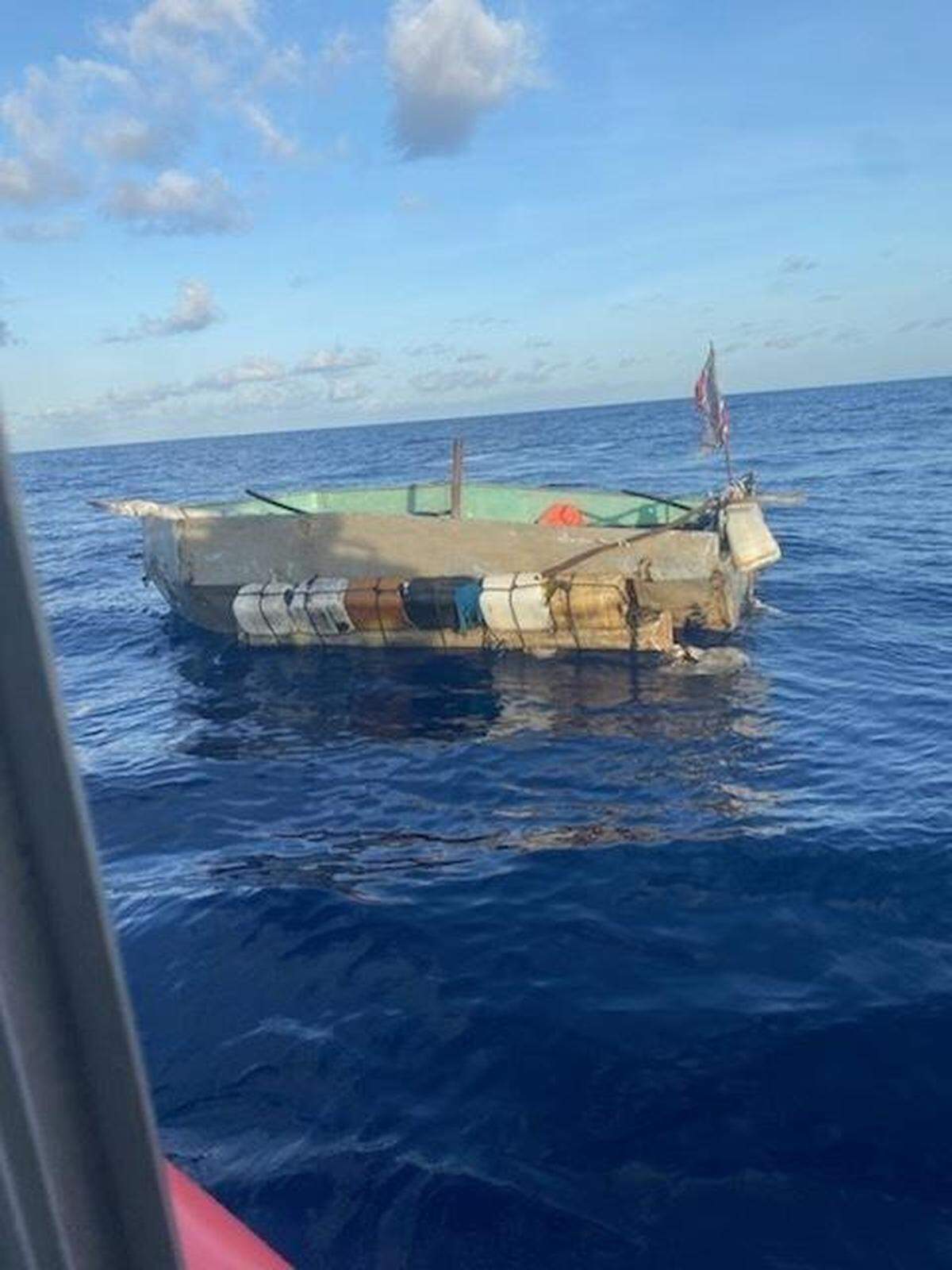 Un equipo de rescate de la Estación de la Guardia Costera de Islamorada alertó a los guardacostas de Cayo Hueso sobre esta embarcación rústica a unas tres millas al sur de Long Key, Florida, el 24 de junio de 2022. Las personas fueron repatriadas el 25 de junio de 2022