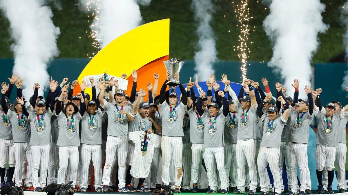 El pitcher de Japón Shohei Ohtani (centro) sostiene el trofeo de campeón del Clásico Mundial de Béisbol junto a sus compañeros de equipo, el 21 de marzo de 2023 en el loanDepot Park en Miami, Florida.