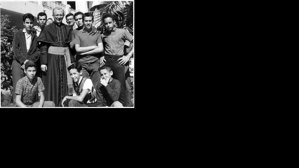 El monseñor Bryan O. Walsh, con un grupo de muchachos de Pedro Pan en los 60's.