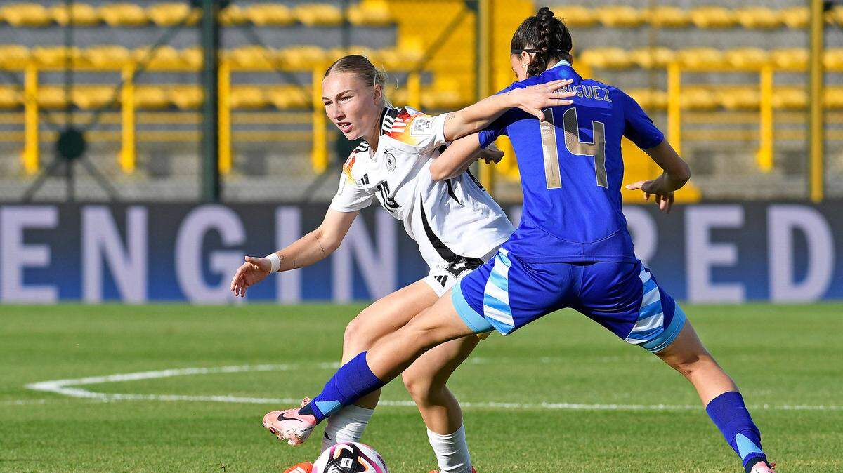 Con un doblete de Sophie Nachtigall (izq.) Alemania goleó 5-1 a Argentina y avanzó a los cuartos de final del Mundial femenino sub-20, celebrado el 12 de septiembre de 2024 en Bogotá, Colombia.