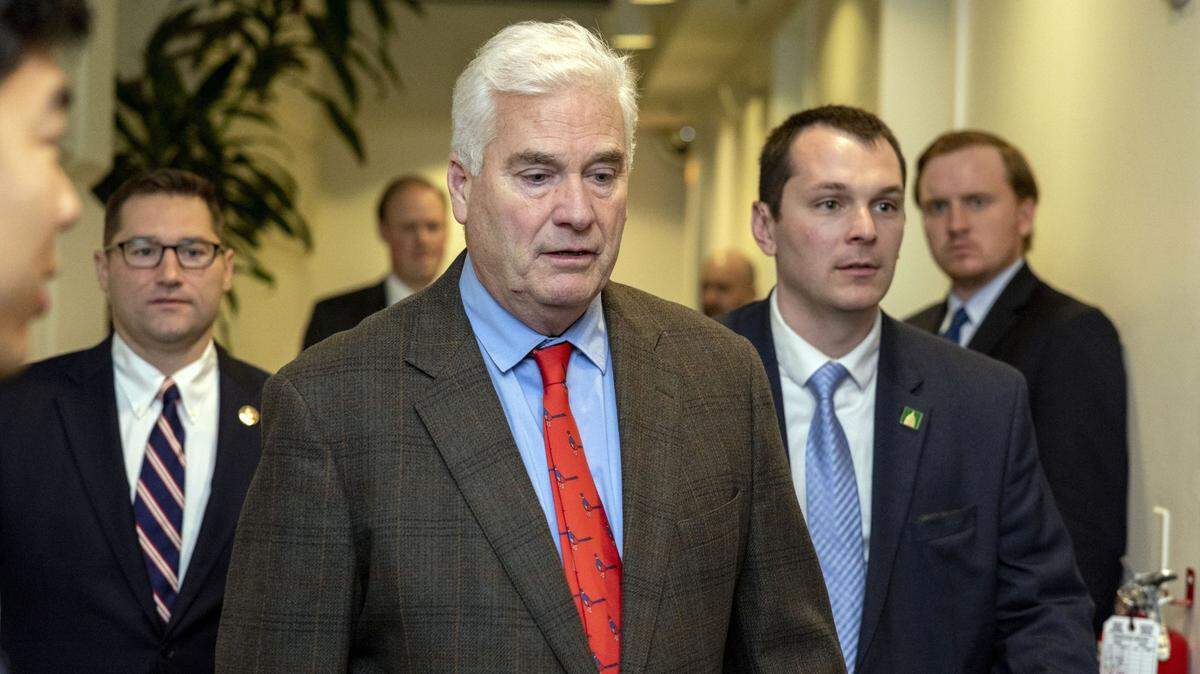 El líder de la mayoría de la Cámara de Representantes, Tom Emmer, republicano por Minnesota, abandona una reunión del Partido Republicano para discutir la elección de un nuevo presidente de la Cámara el 12 de octubre de 2023; Washington, DC, Estados Unidos.