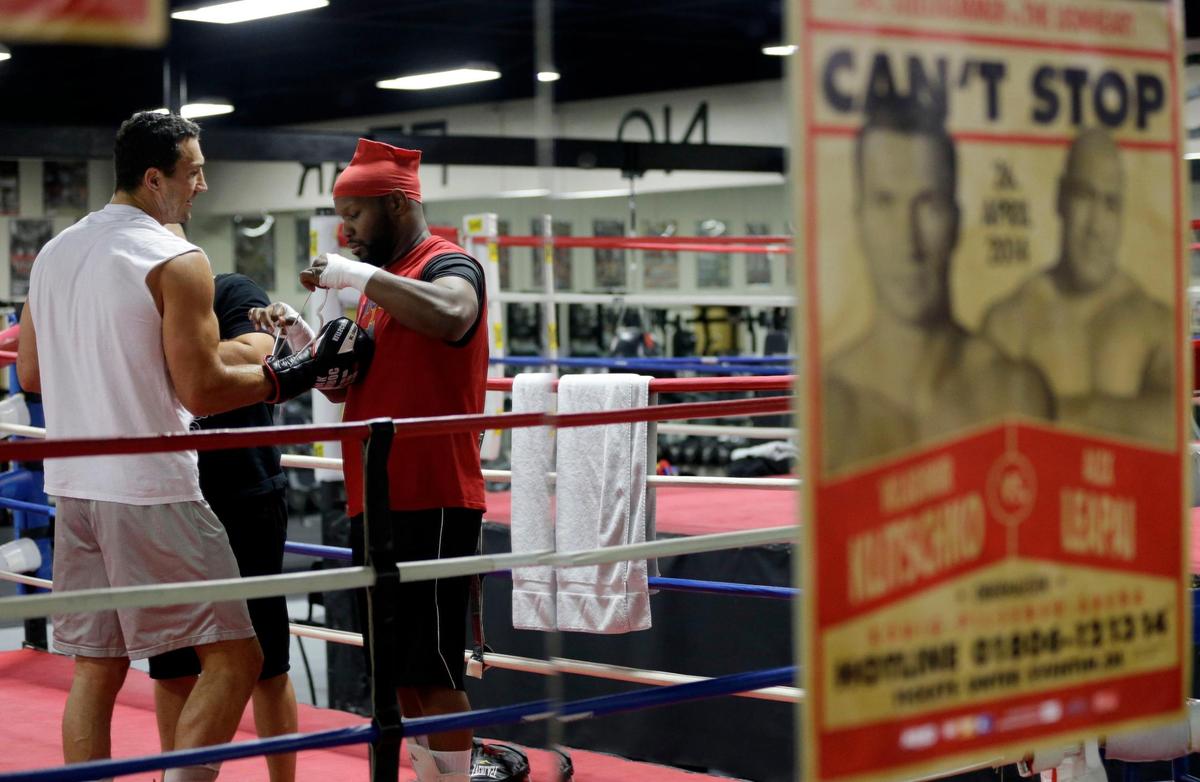 Foto de archivo. El entrenador Jonathon Banks le coloca los guantes al exboxeador ucraniano Wladimir Klitschko en una práctica, el 20 de marzo de 2014 en Hollywood, Florida.