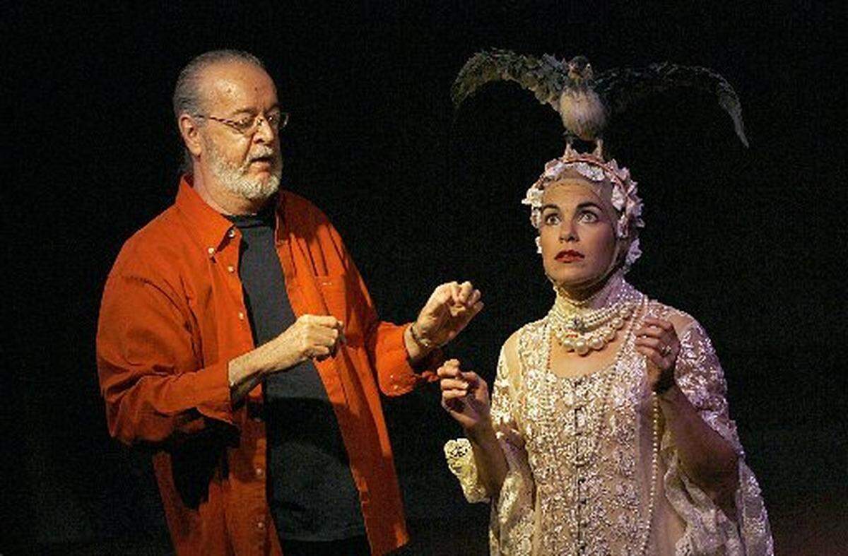 El director Rolando Moreno y la actriz Gretel Trujillo durante uno de los escenarios de la obra ‘Josefina, la viajera’, escrita por Abilio Estévez y que se estrena este viernes en el Teatro 8 de La Pequeña Habana.