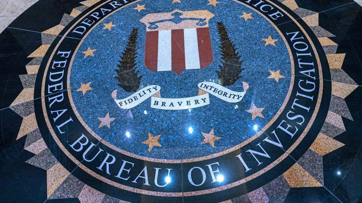 El logo del Departamento de Justicia de los Estados Unidos, Oficina Federal de Investigaciones (FBI), se muestra en el piso del vestíbulo de las oficinas del FBI en Indianápolis. Foto tomada el martes 24 de enero de 2023.

