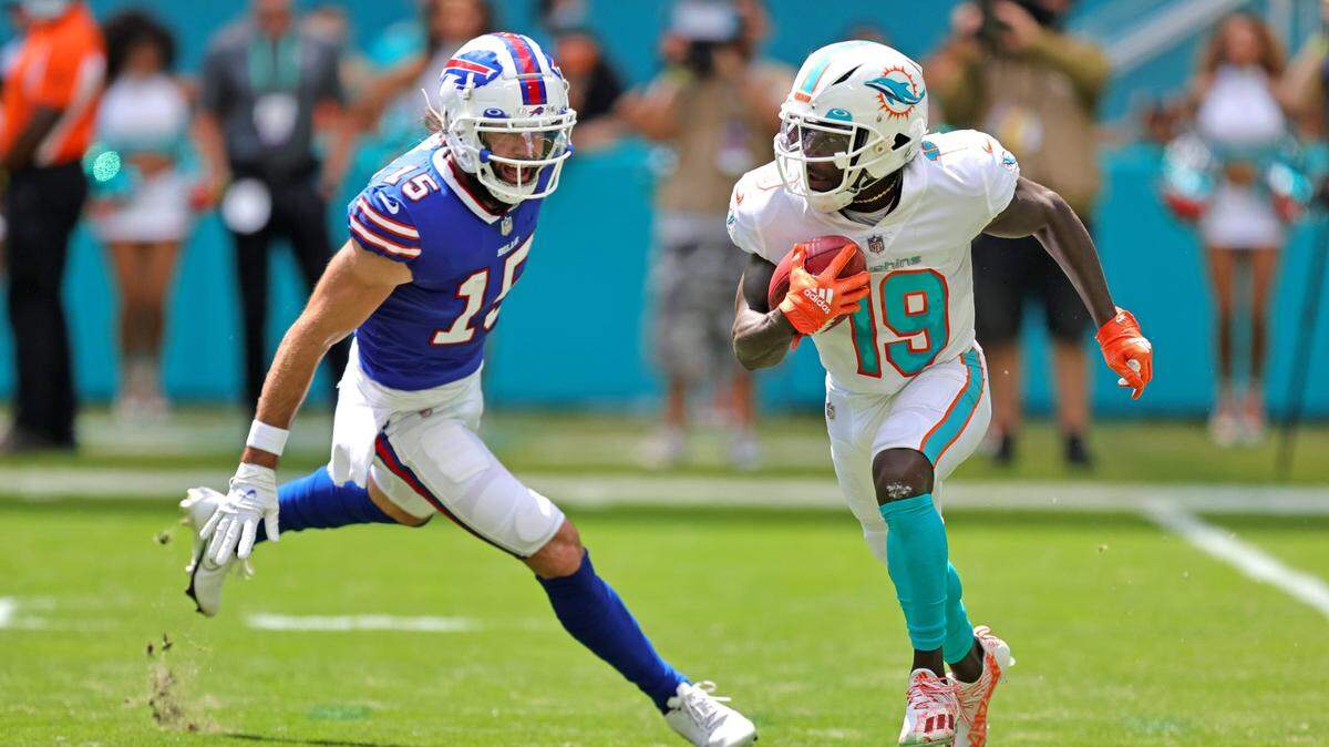 El envío del wide receiver de los Dolphins Jakeem Grant (der.) a los Bears de Chicago allana el camino para que el novato Jaylen Waddle asuma un papel más importante en los equipos especiales.