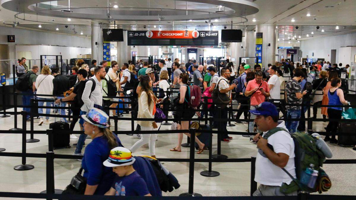 Viajeros en fila antes de pasar por seguridad en Aeropuerto Internacional de Miami (MIA) el lunes 6 de febrero de 2023.