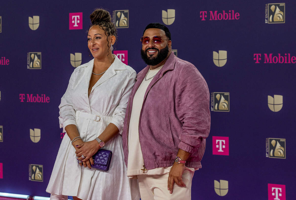 DJ Khaled y su esposa Nicole Tuck llegan a la alfombra magenta de Premio Lo Nuestro 2025, celebrado en el Kaseya Center de Miami el jueves 20 de febrero de 2025.