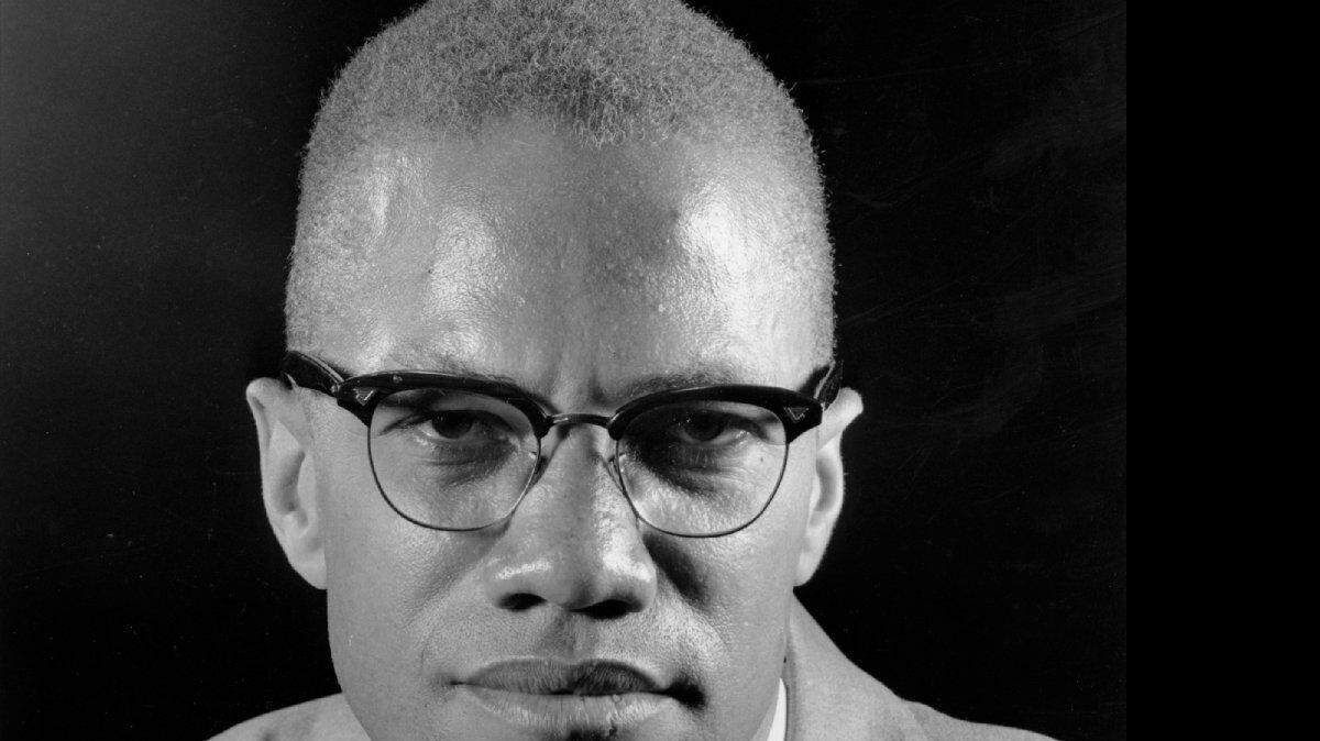 En esta foto de archivo del 5 de marzo de 1964, file photo, el líder musulmán Malcolm X posa durante una entrevista en Nueva York.