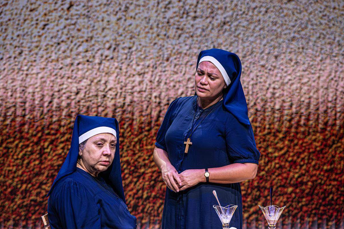 Elba Escobar (la Hermana Cecilia) y Rachel Pastor (la Hermana Isabel) en “La Travesía”.
