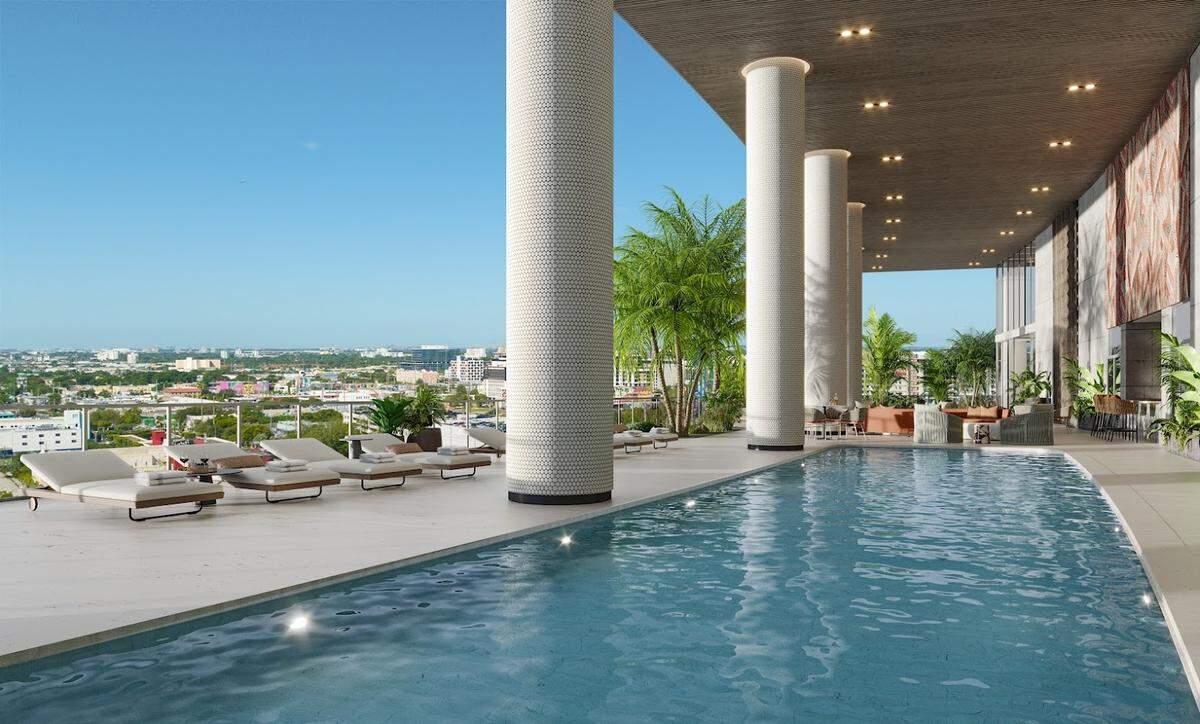 Edge House Miami tiene comodidades e instalaciones similares a la mayoría de los edificios de lujo en Miami, pero destaca porque tiene un salón para grabar podcast.