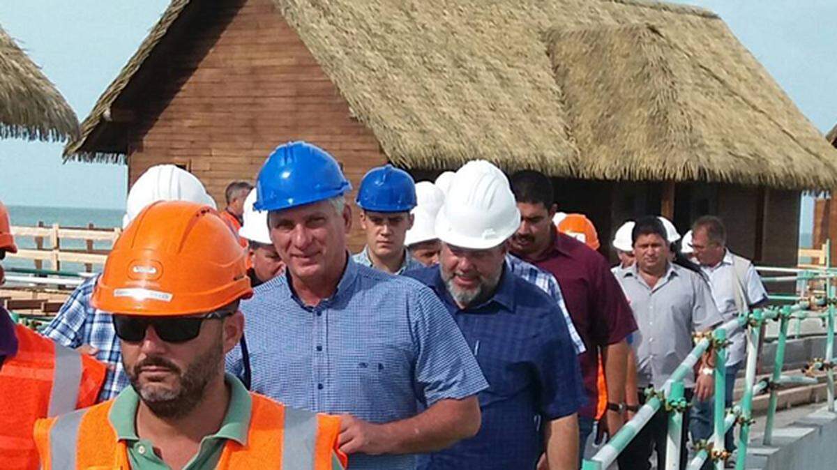 El gobernante cubano, Miguel Díaz-Canel, recorre hoteles en la cayería norte de Cuba. Archivo.