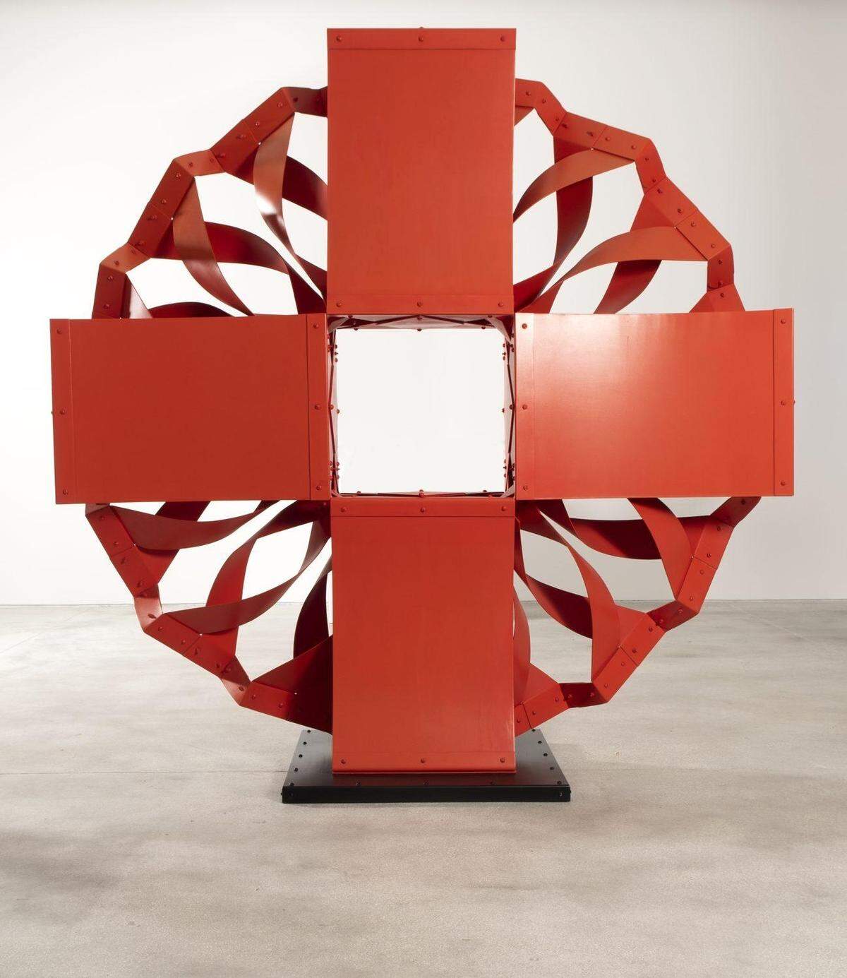 ‘El sol rojo’, 1985, de Edgar Negret. Metal y pintura, dimensiones variables.