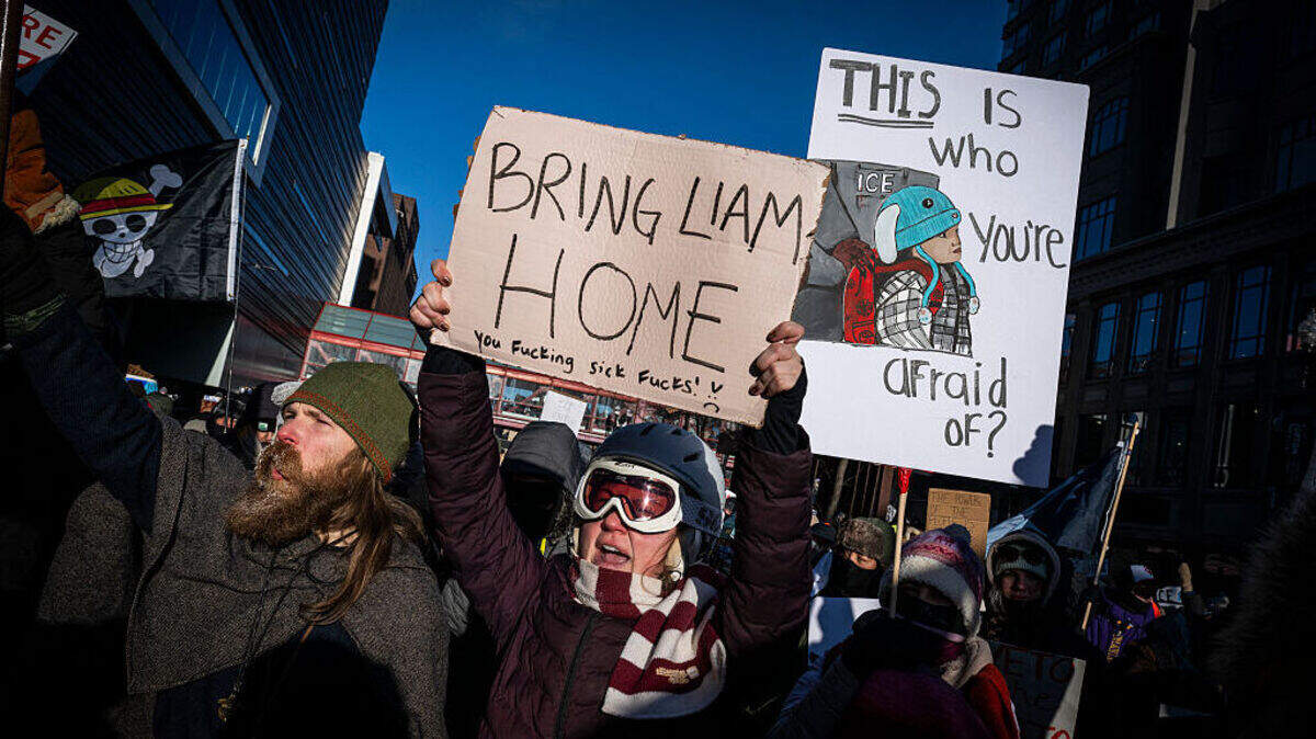 Varias personas sostienen pancartas en referencia al niño Liam Conejo Ramos, de 5 años, que fue detenido por agentes de inmigración, durante la protesta “ICE fuera de Minnesota: Día de la Verdad y la Libertad”, en Minneapolis, el viernes 23 de enero de 2026.