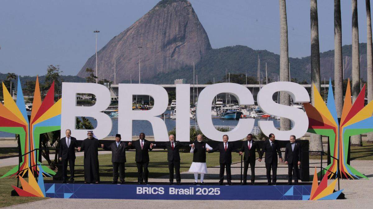 La cumbre de la alianza comercial BRICS comenzó el domingo, 6 de julio de 2025, en Río de Janeiro, Brasil. Formado inicialmente por Brasil, Rusia, India, China y Sudáfrica, el grupo se ha ampliado recientemente a 11 países y representa casi la mitad de la población mundial y cerca del 40% del PIB.
