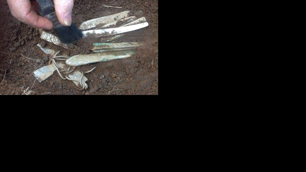 El descubrimiento, que arrojará luz sobre la relación de la Escocia medieval con otras partes de Europa, está integrado por más de 100 objetos de los siglos IX y X y entre ellos hay lingotes de plata, piezas de oro, broches, pulseras y una cruz cristiana hecha también de plata.