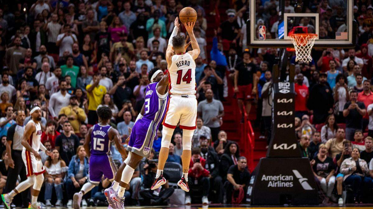 El escolta del Heat Tyler Herro dispara el triple que le dio el triunfo a su equipo en los segundos finales del partido ante los Kings de Sacramento, celebrado el 2 de noviembre de 2022 en Miami.