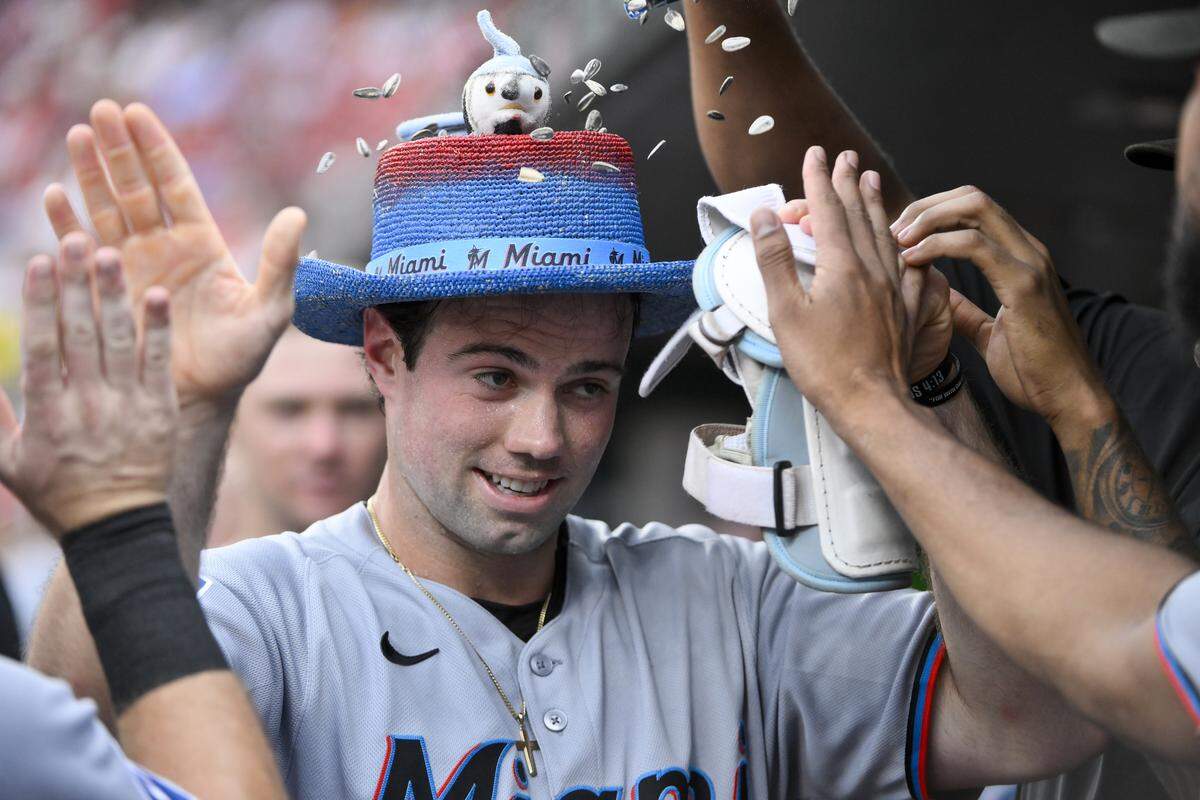 El tercera base de los Marlins de Miami Graham Pauley es felicitado por sus compañeros de equipo tras pegar un jonrón en el segundo inning del partido ante los Cardenales, celebrado el 29 de julio de 2025 en San Luis.