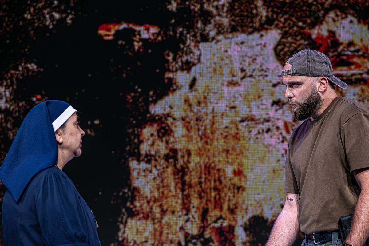 Elba Escobar (la Hermana Cecilia) y Guillermo Cabré (Isaac), en “La Travesía”.