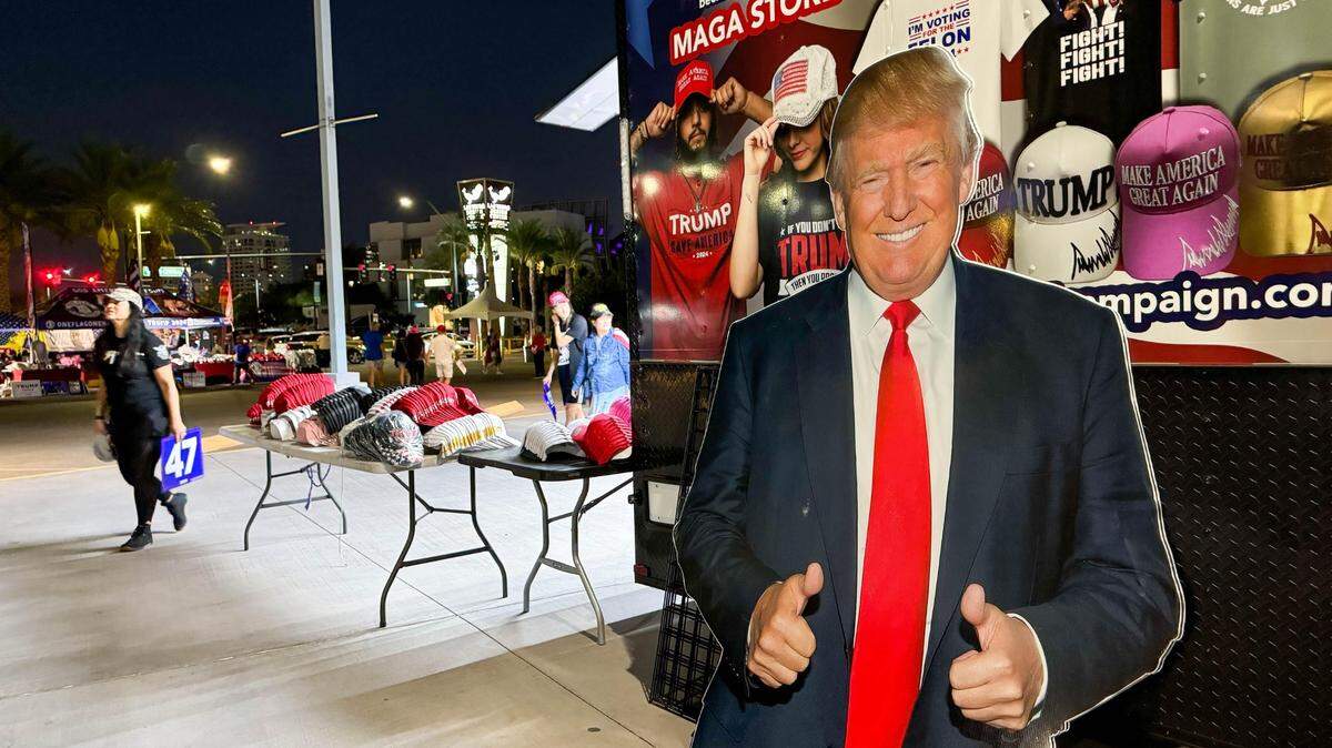 Un puesto que vende propaganda del expresidente y candidato presidencial republicano Donald Trump en el Expo Center en Las Vegas, Nevada, el martes 17 de septiembre de 2024.
