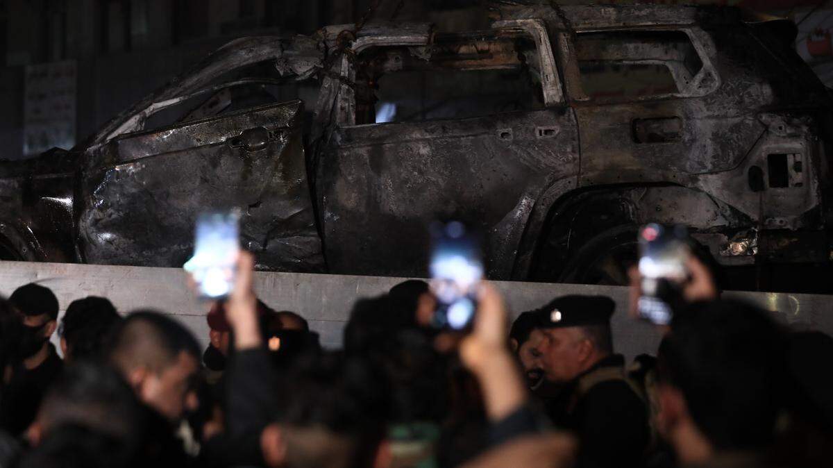 Imagen del auto que fue atacado por drones de Estados Unidos y en donde murieron tres personas, incluyendo un comandante de una milicia proiraní, en Baghdad, Irak, el miércoles 7 de febrero de 2024.