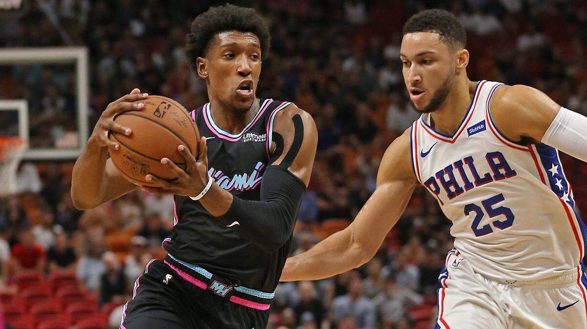 Josh Richardson, del Heat (0) entra al aro marcador por el jugador de los Sixers Ben Simmons el pasado 12 de noviembre en Miami.