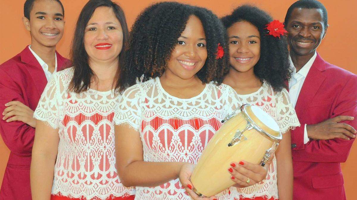 El quinteto efectúa constantes presentaciones en lugares de entretenimiento y en iglesias cristianas.