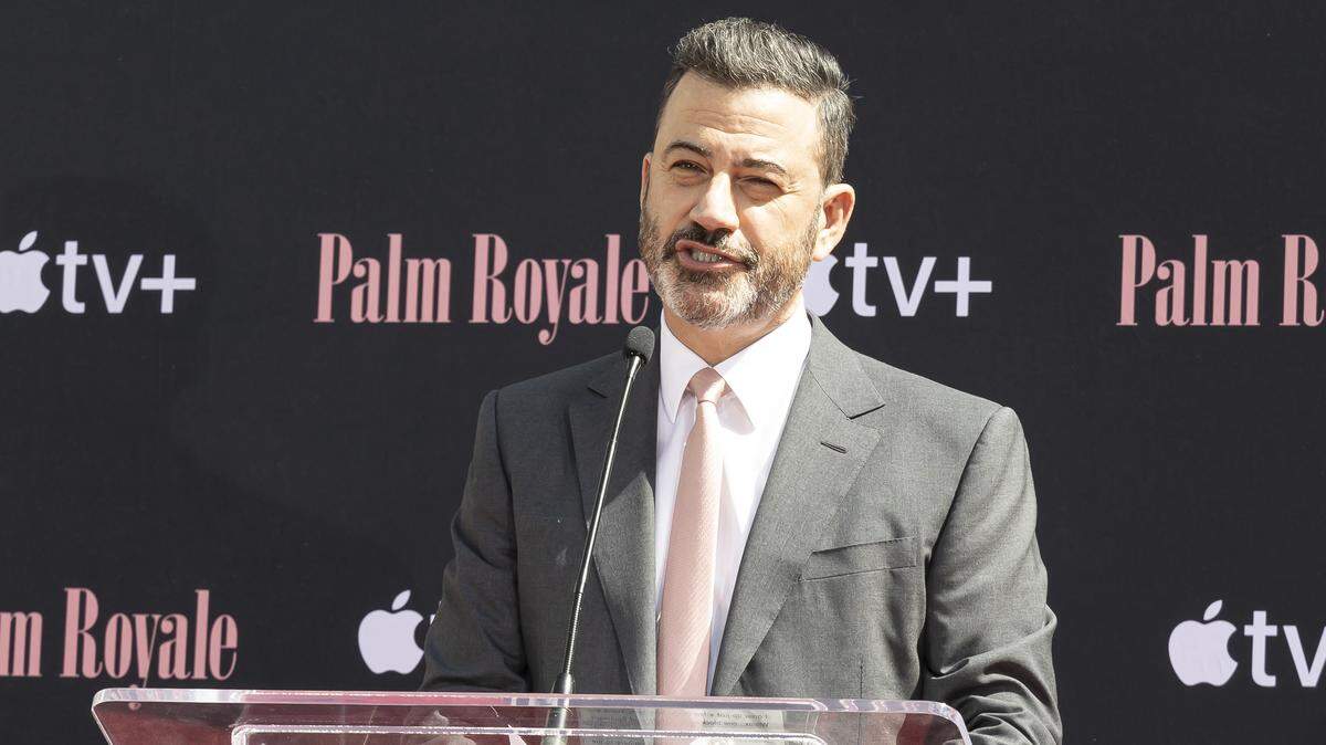 Jimmy Kimmel habla en la ceremonia de las huellas de manos y pies de Carol Burnett en el Teatro Chino TCL en Hollywood, CA, el 20 de junio de 2024.