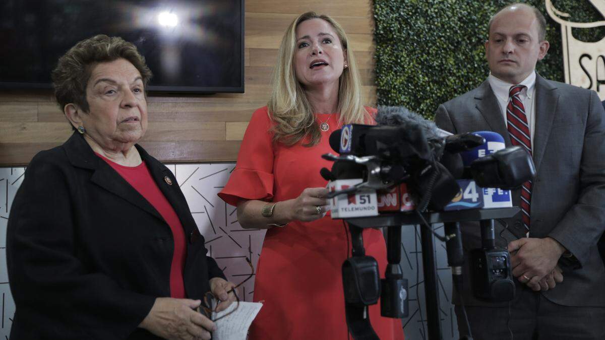 Los congresistas demócratas Debbie Mucarsel-Powell (cen), Donna Shalala, José Javier Rodríguez, en conferencia de prensa el 13 de mayo de 2019 en Miami sobre el TPS para venezolanos.