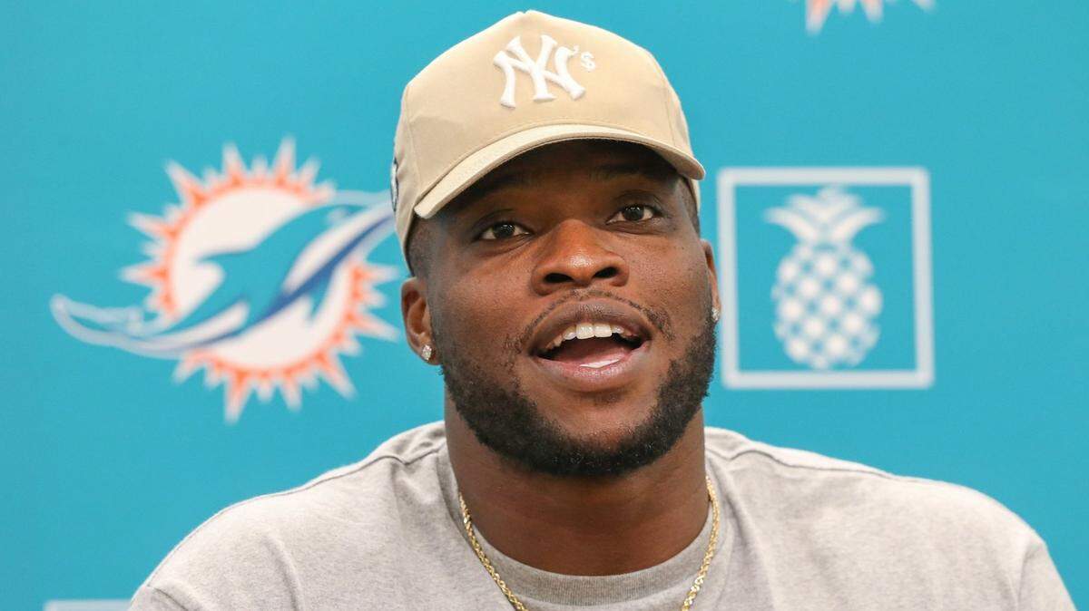Foto de archivo. El nigeriano Emmanuel Ogbah, defensive end de los Dophins de Miami, afirmó este domingo que la defensiva de su equipo será la más agresiva de la División Este de la Conferencia Americana (AFC) en la temporada 2023.